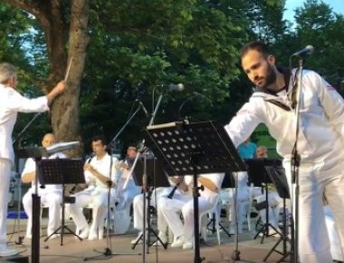 Συγκίνηση στη Λάρισα: Η μπάντα του ΠΝ τραγούδησε για τα θύματα στο Σαραντάπορο (βίντεο)